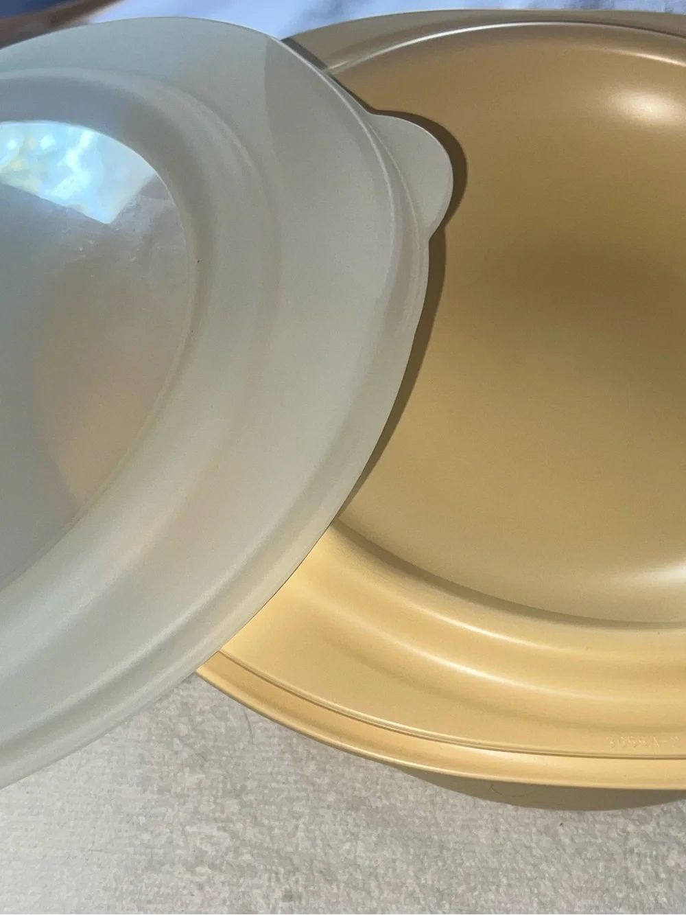 Vintage New Tupperware Ovenworks 2qt ROUND casserole, lid and seal Yellow 2 qt